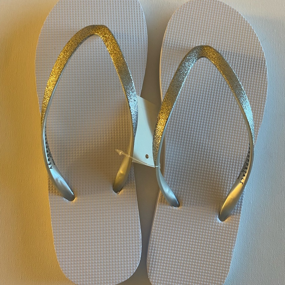 NWT 8-9 Aeropostale flip flops white